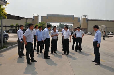 農(nóng)發(fā)行河南省分行黨委書記、行長謝文蒞臨林河酒業(yè)和銀河棉業(yè)調(diào)研